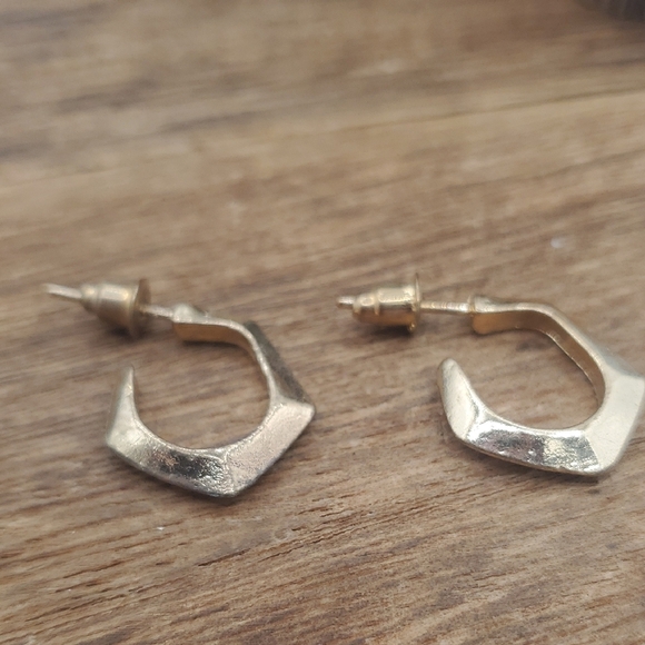 Estate Jewelry - Elegant Gold Tone Geometric High Fashion Hoop Earrings‎ E250